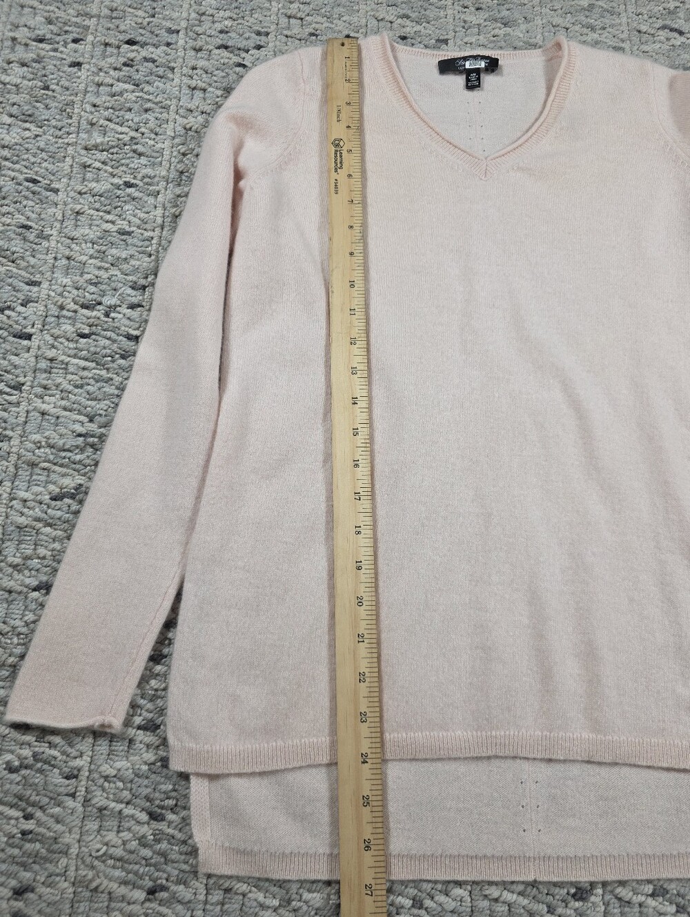 Saks Fifth Avenue 100% Cashmere Pale Pink V-Neck Sweater M NWOT Quiet Luxury - Picture 9 of 12